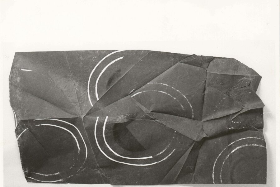 Dalibor Chatrný, Skládaní a rozkládaní II. fáze, 1989, netkaná textilie, akryl, sprej, cca 80x120 cm